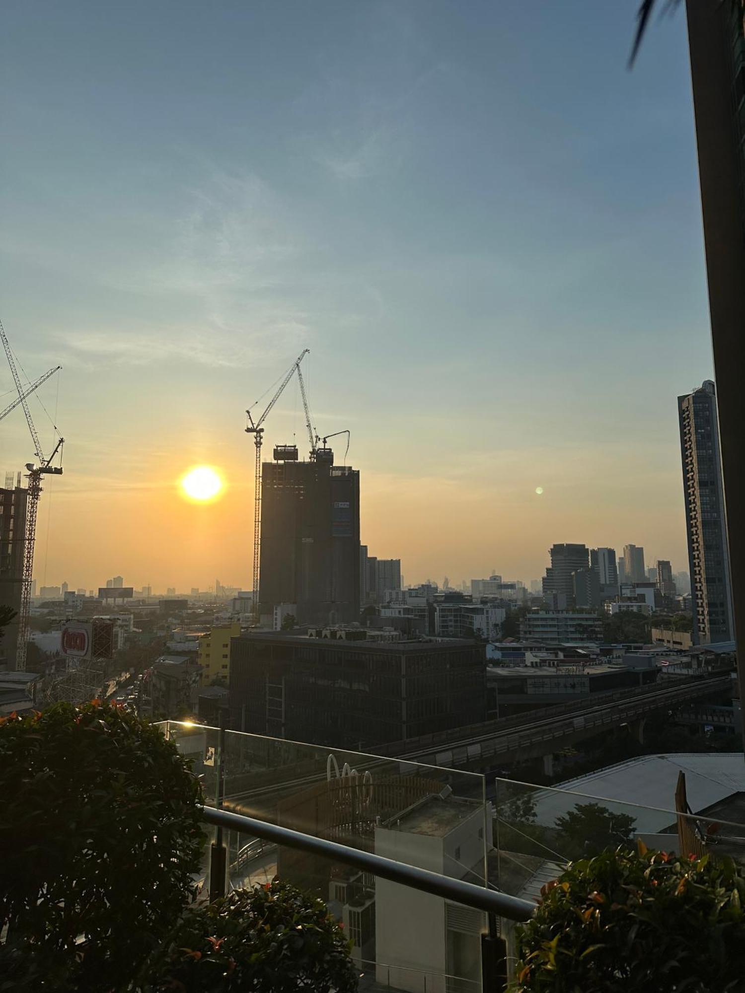 Apartment 1br-bts Phra Khanong 1min-sky Infinity Pool&gym