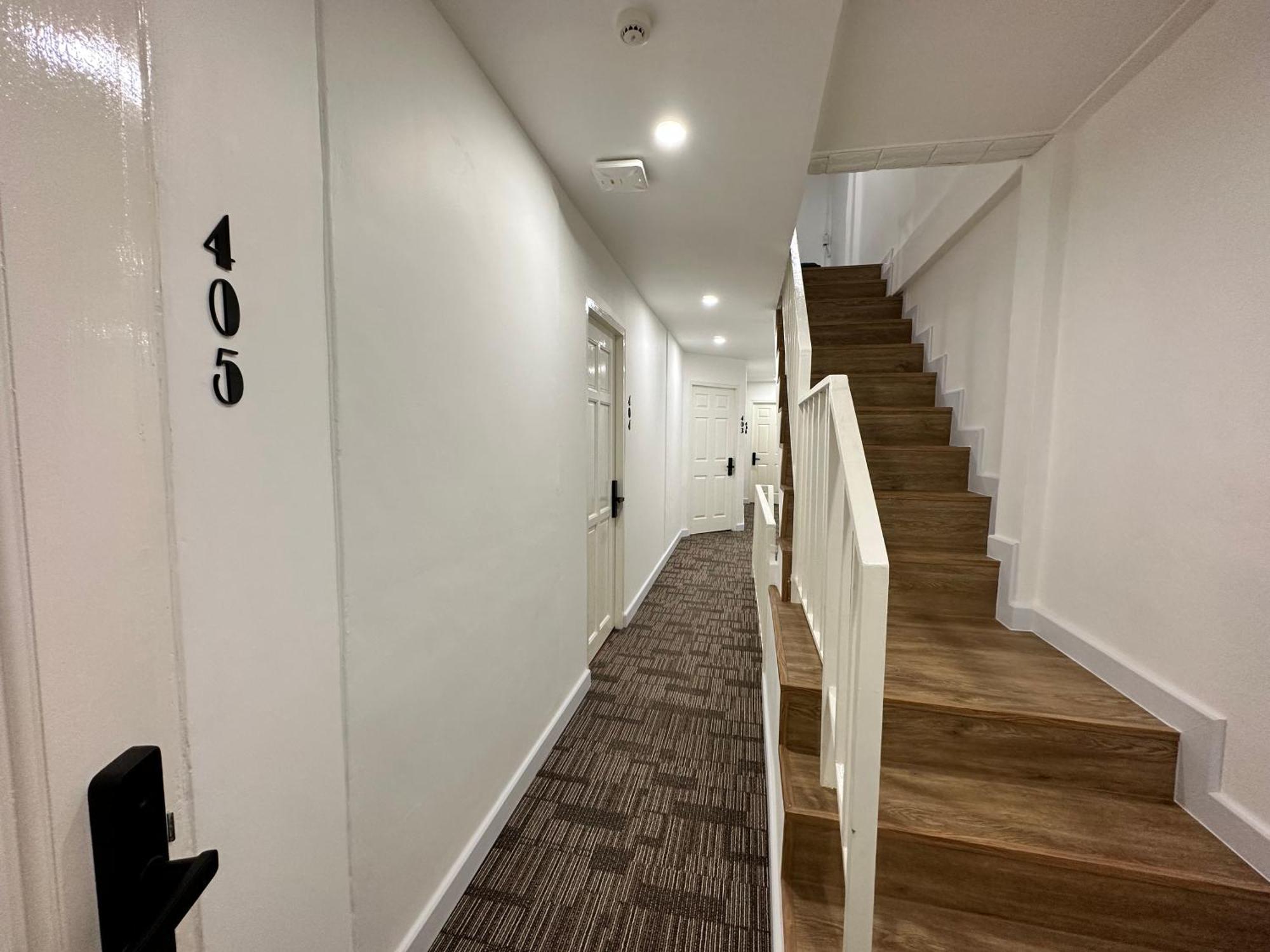 The White Den Sukhumvit 44 Hostel