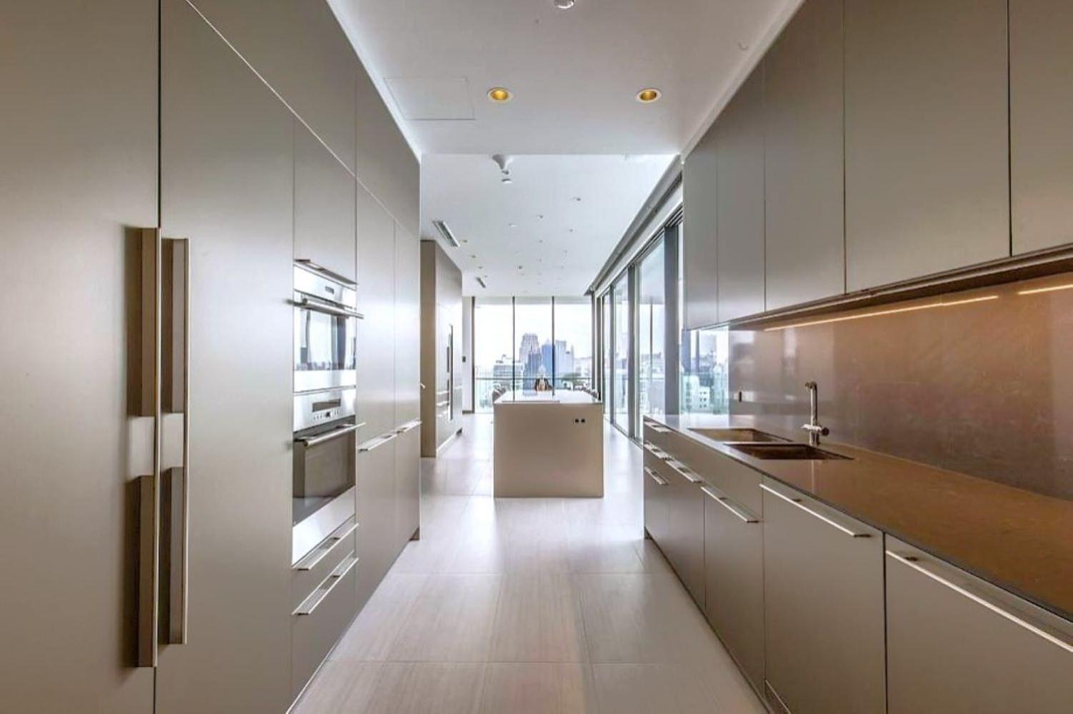 Super Luxury Large Over 230 Sqm 4 Bedroom Private Pool Phrom Phong High Floor