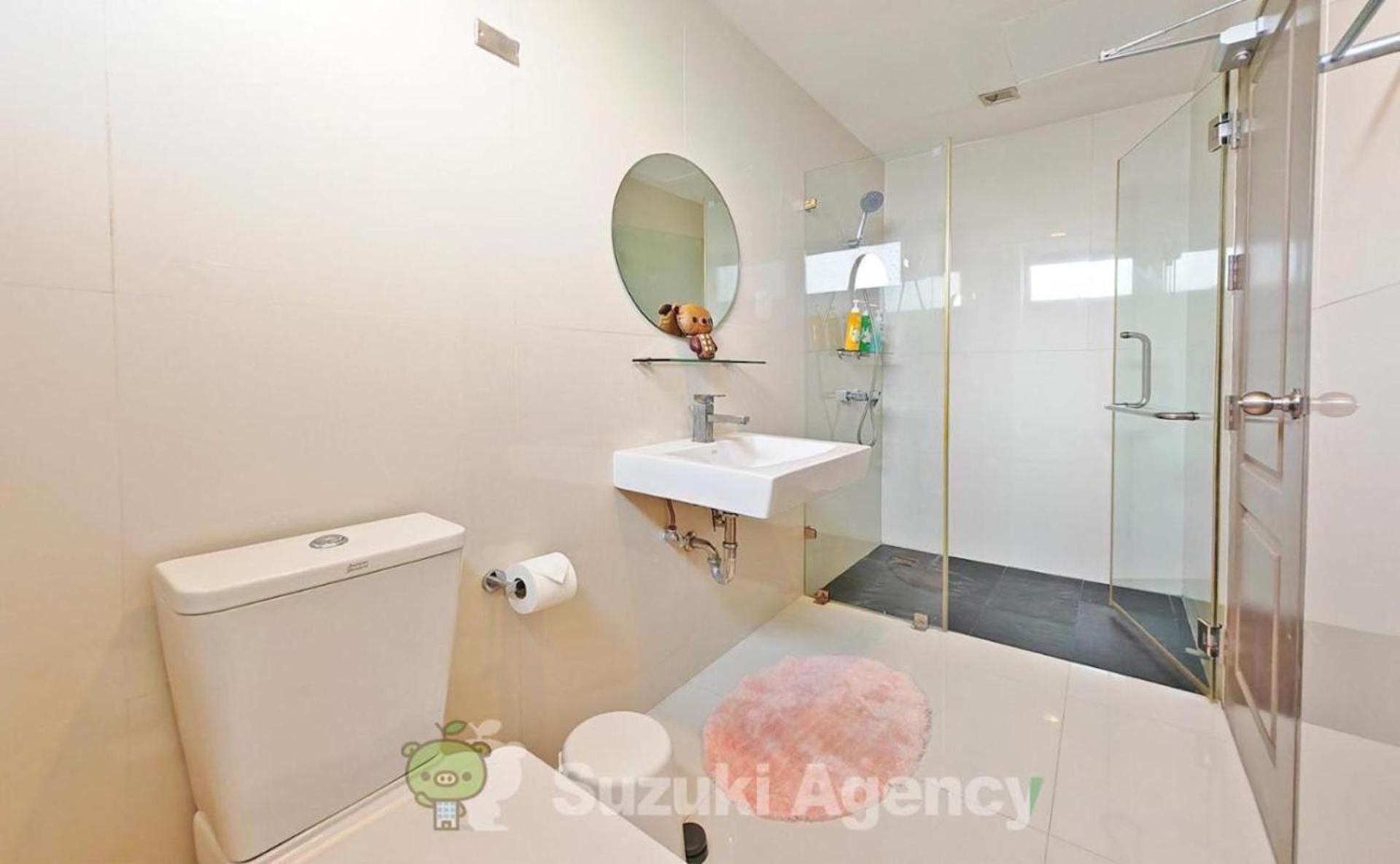 Apartment W8 Rise Lux Condo, 3 Bedroom Penthouse, Hip Bkk 5 Min From Thonglo Bts Station, Ok After The Earthquake