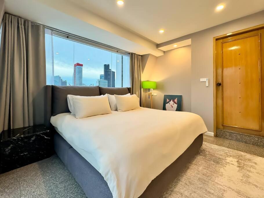 Apartment City Skyline Views 2-bed 2-bath, Center Of Silom