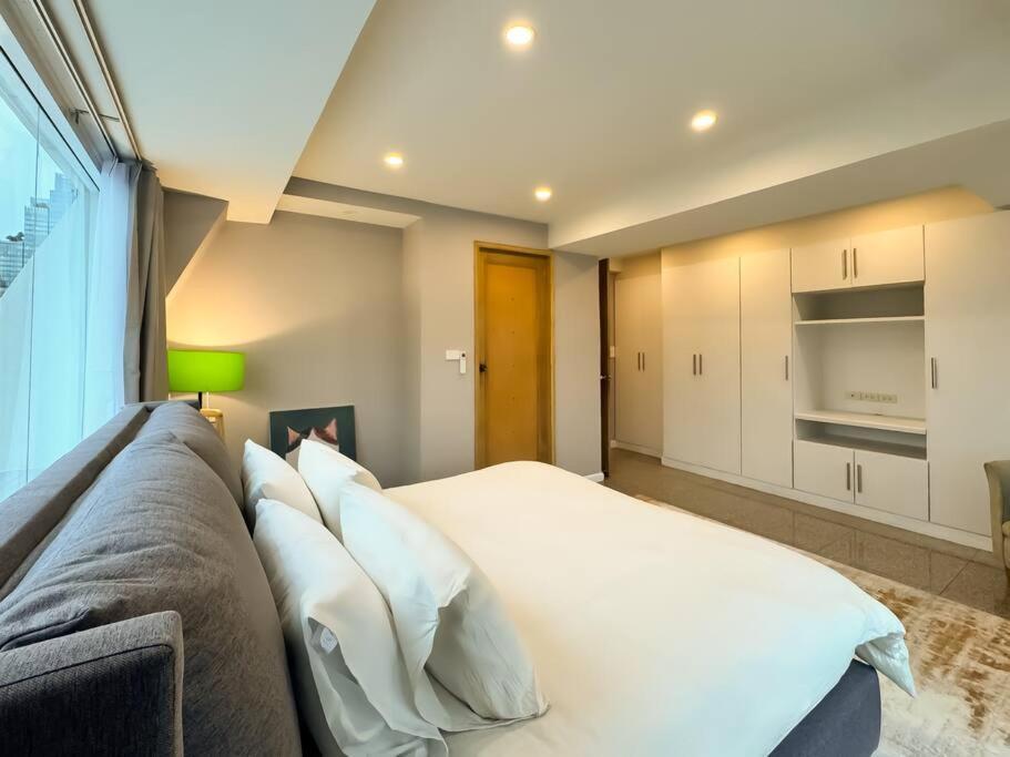 City Skyline Views 2-bed 2-bath, Center Of Silom Apartment *