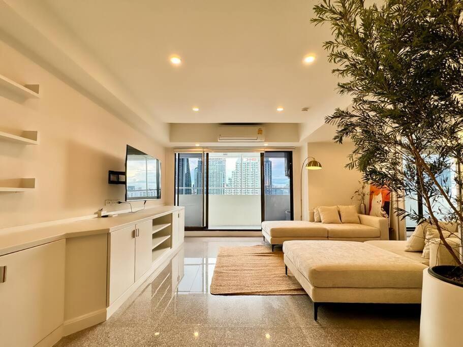 City Skyline Views 2-bed 2-bath, Center Of Silom *