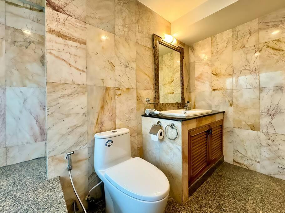 Apartment City Skyline Views 2-bed 2-bath, Center Of Silom *