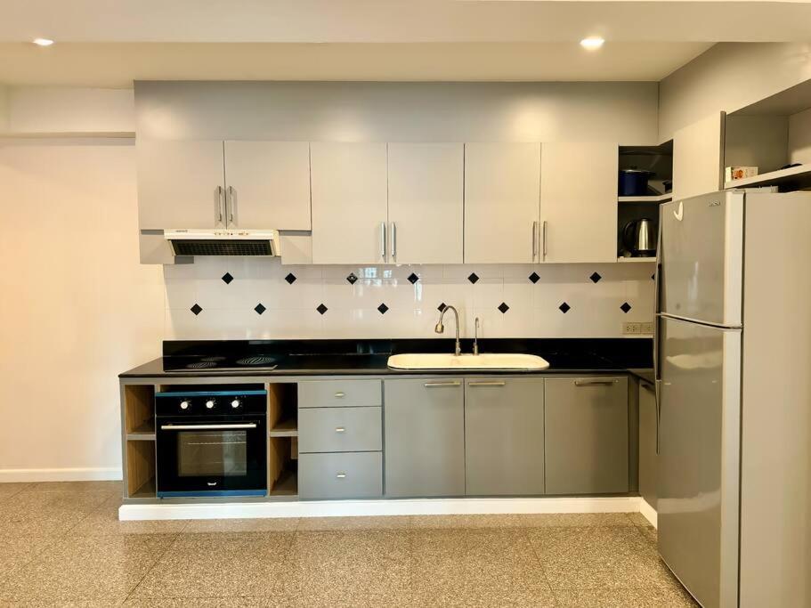 Apartment City Skyline Views 2-bed 2-bath, Center Of Silom Bangkok