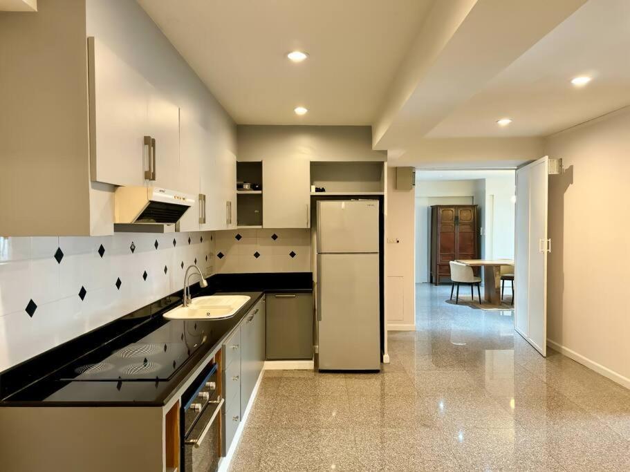 City Skyline Views 2-bed 2-bath, Center Of Silom