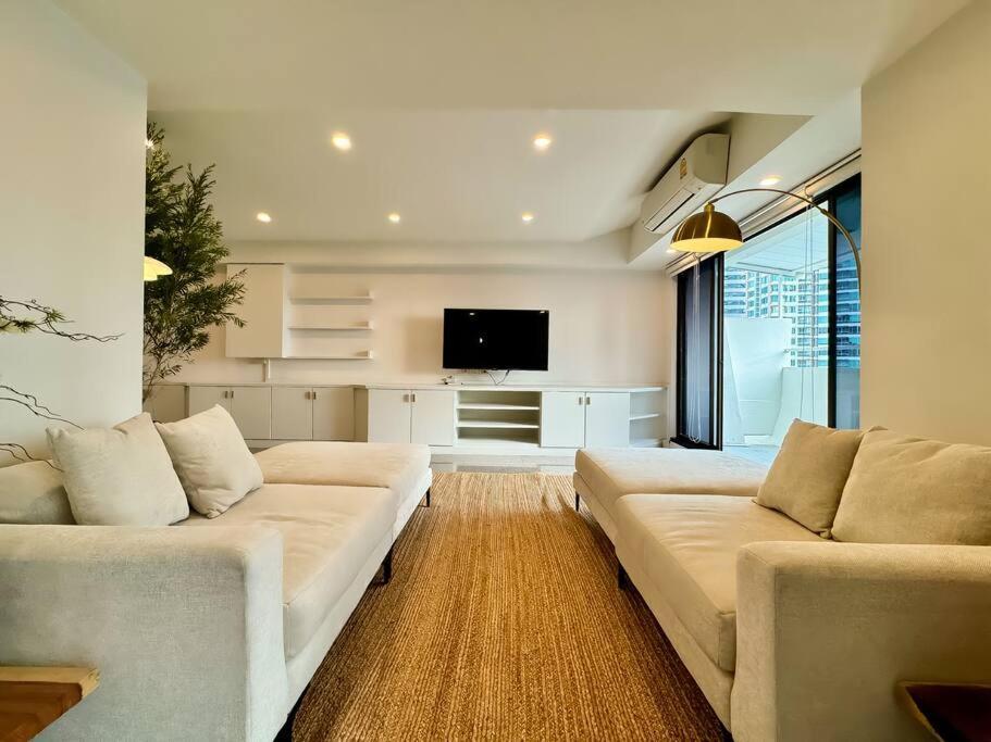 City Skyline Views 2-bed 2-bath, Center Of Silom * Bangkok