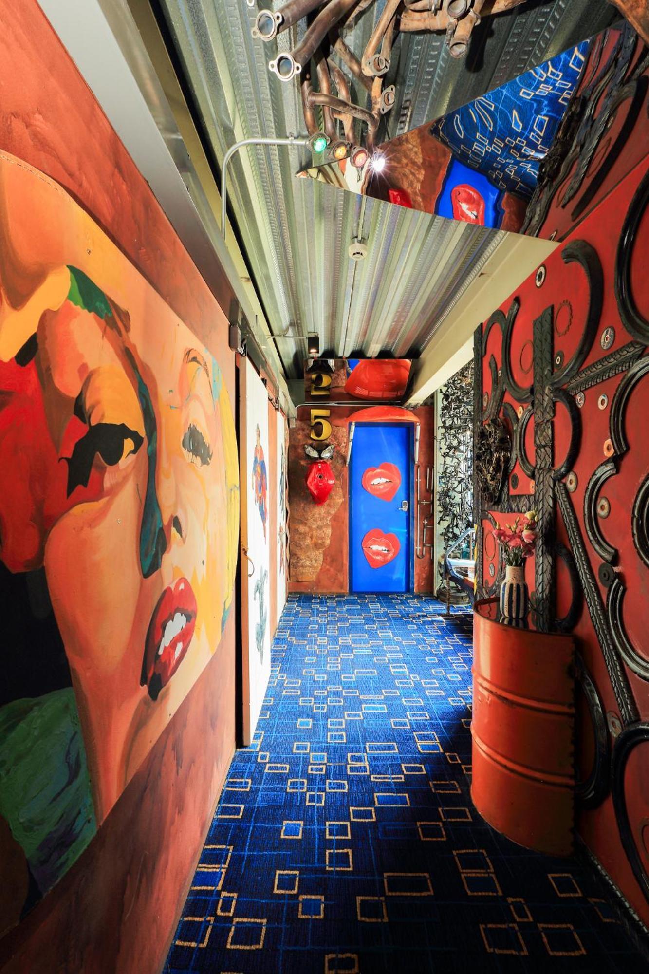 Hotel Mestyle Garage