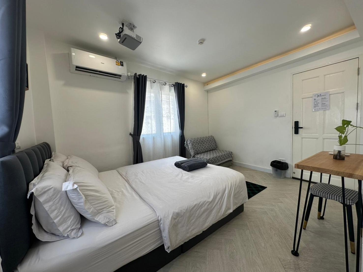 The White Den Sukhumvit 44 Bangkok