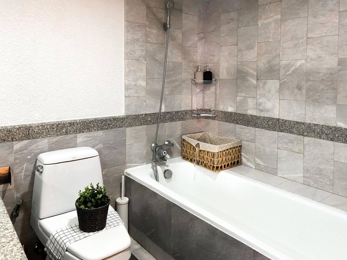 Luxury Modern 2br 145 Sqm - Bts Asok - Ultra Fast Wifi