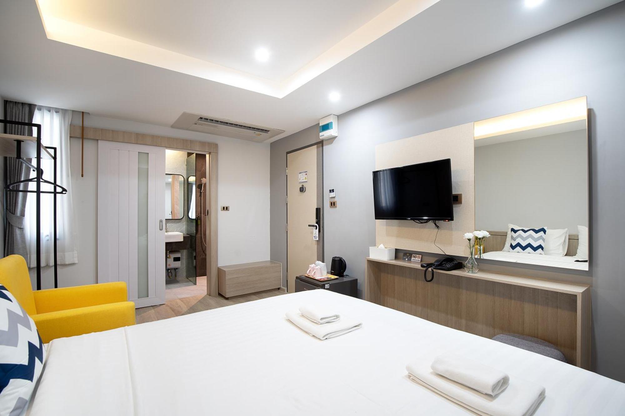 Hotel The Riski At Bangphlat Station Sha 3*