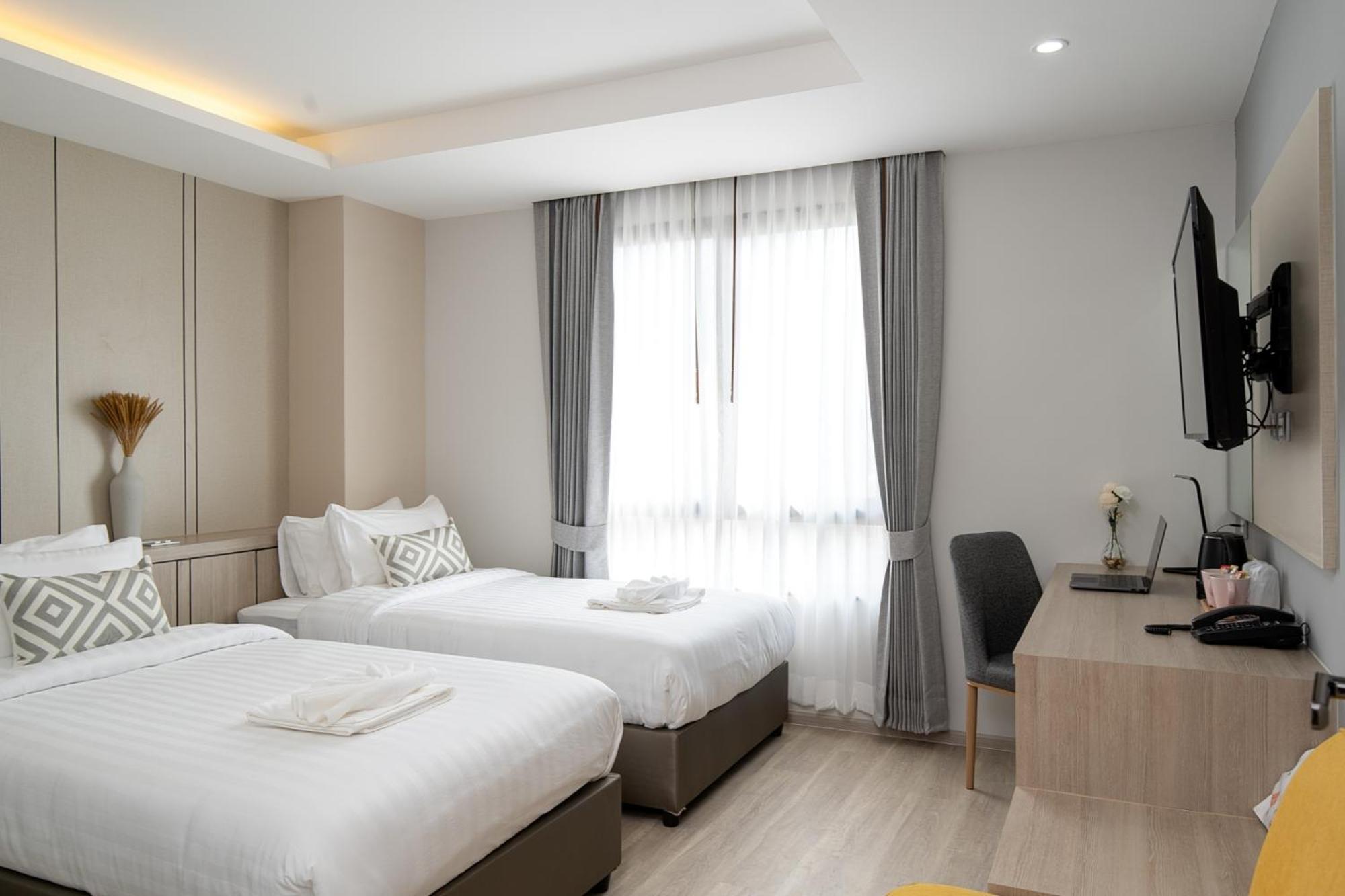 Hotel The Riski At Bangphlat Station Sha