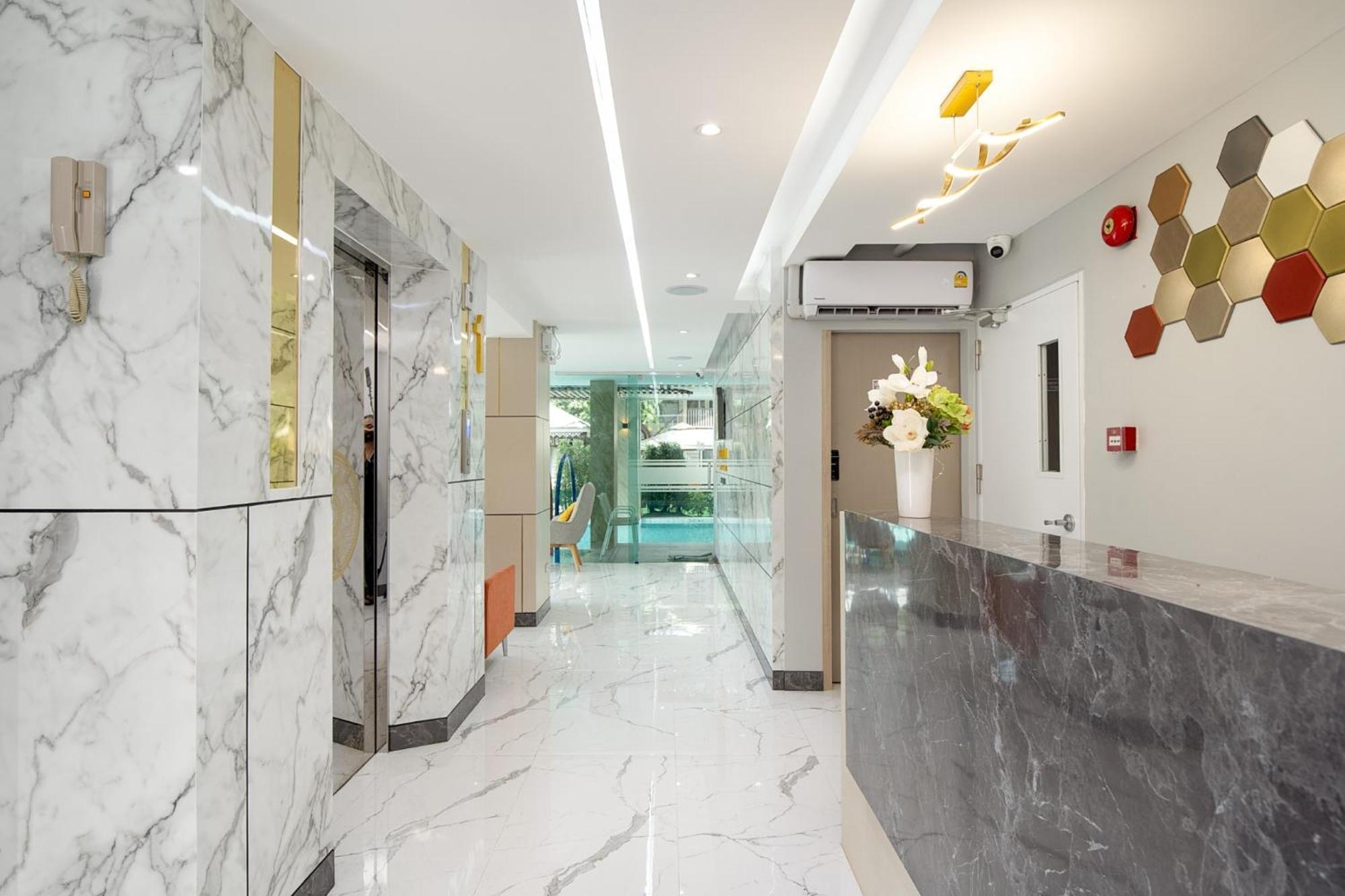 Hotel The Riski At Bangphlat Station Sha 3*