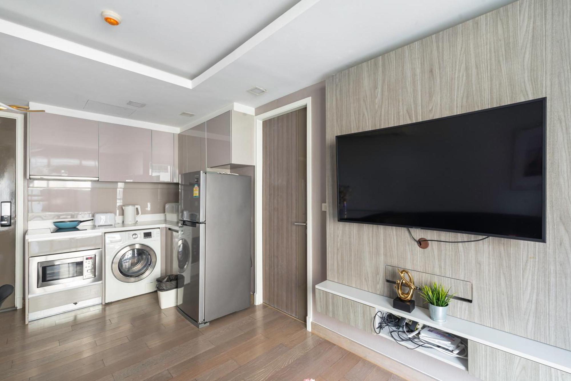 Dazzle Sukhumvit 7 By Lefoyer Bangkok