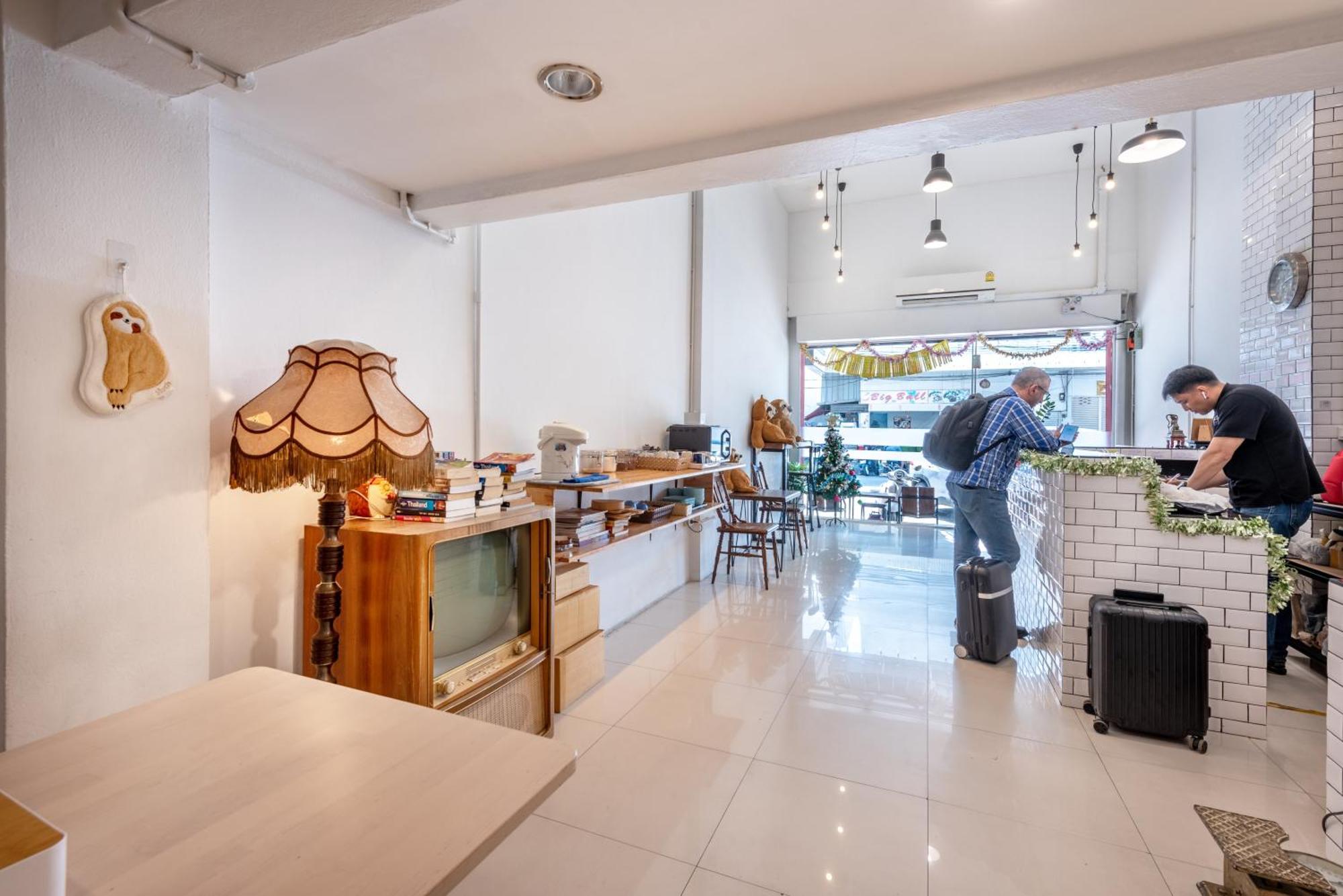 Hostel Sloth Don Mueang Bangkok