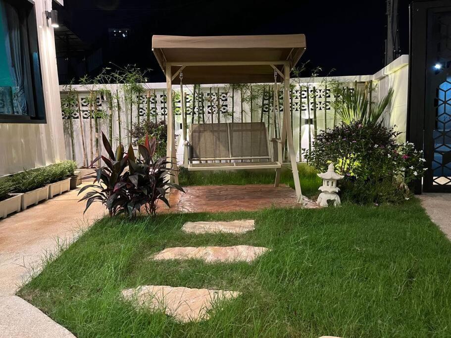 Holiday home 浪漫花园的两卧民宿 独立庭院 近mrt 3