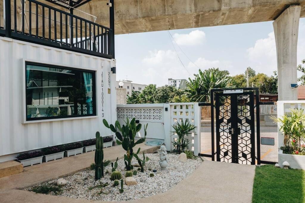 Holiday home 独立庭院 花园式的两卧两卫民宿 近mrt 2