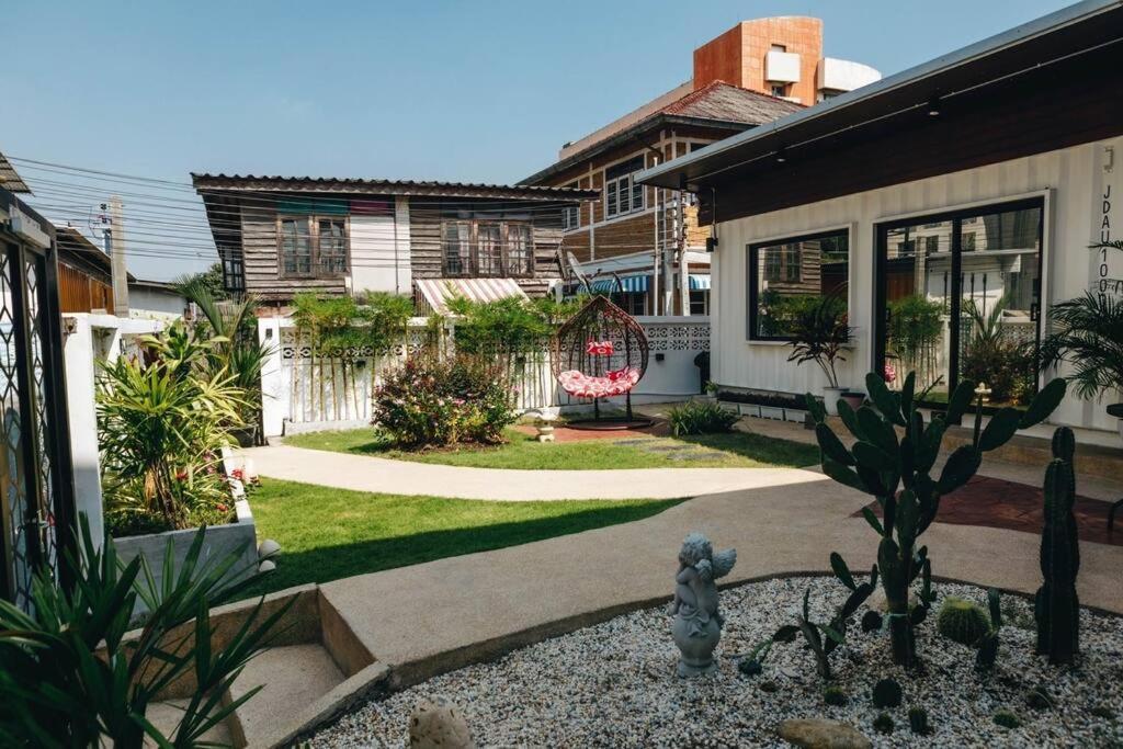 Holiday home 独立庭院 花园式的两卧两卫民宿 近mrt 2 *