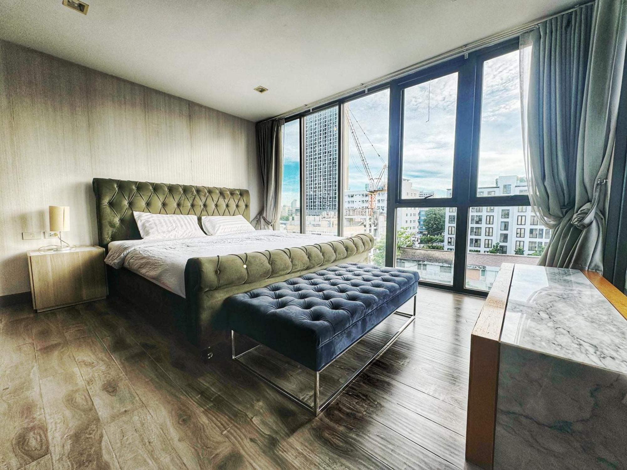 W8 Rise Lux Condo, 2 Bedroom Private Floor, Hip Bkk 5 Min From Thonglo Bts Station, Ok After The Earthquake Apartment