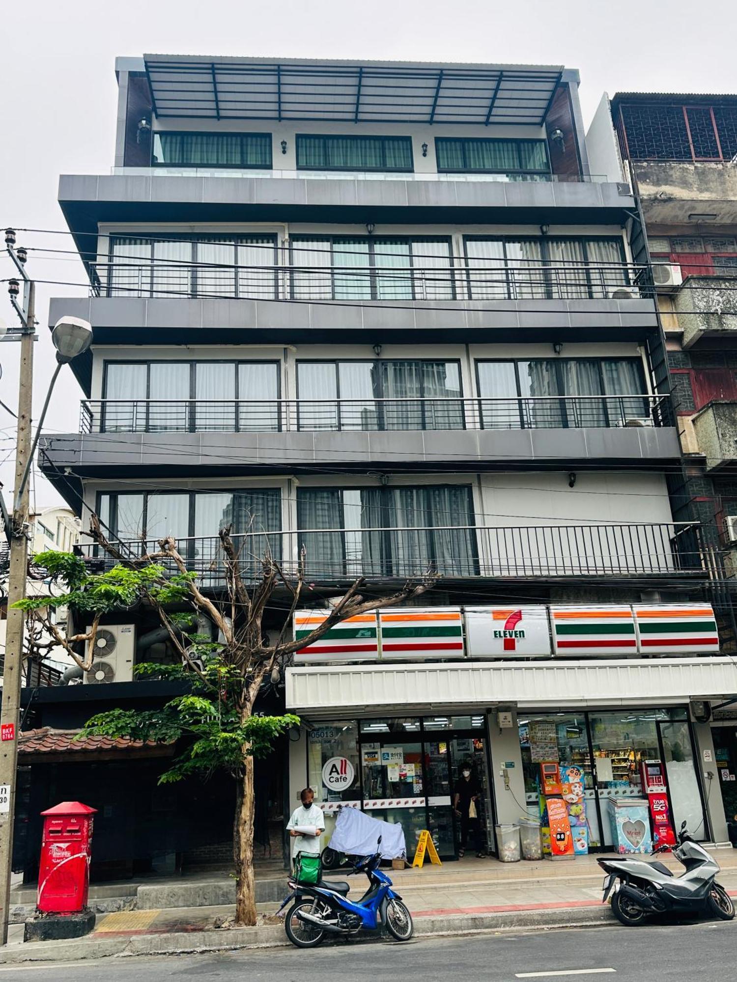 New Ekamai Thonglor Luxury Near 711, Bts, Mall Apartment