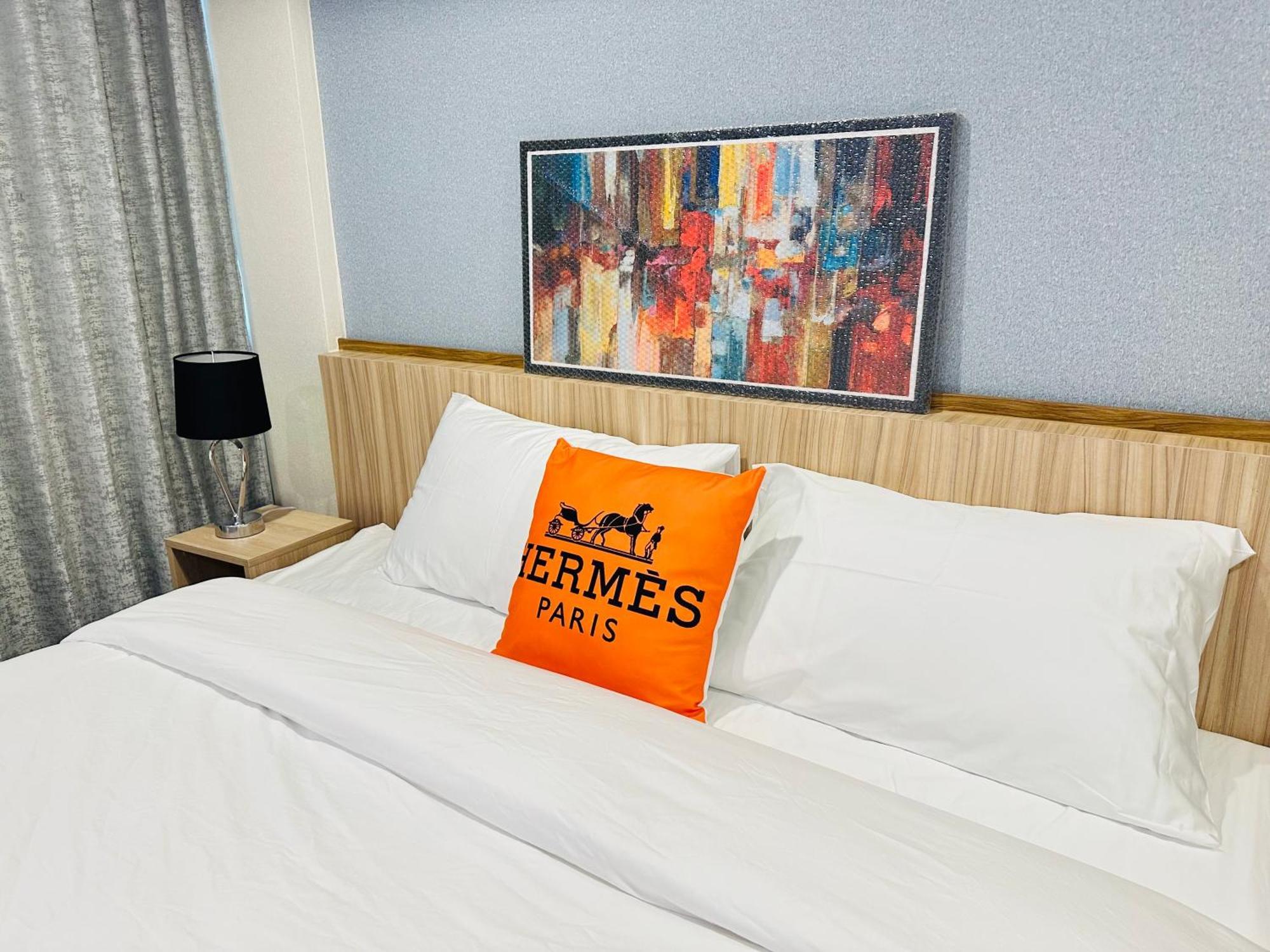 New Ekamai Thonglor Luxury Near 711, Bts, Mall Apartment