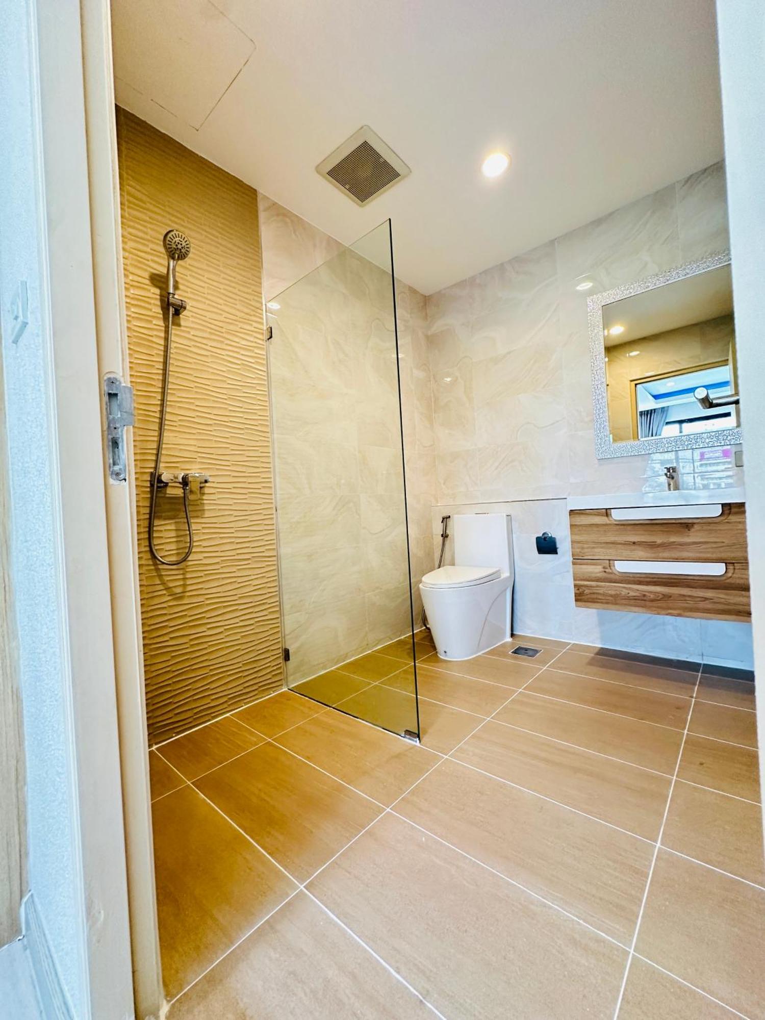 Apartment New Ekamai Thonglor Luxury Near 711, Bts, Mall
