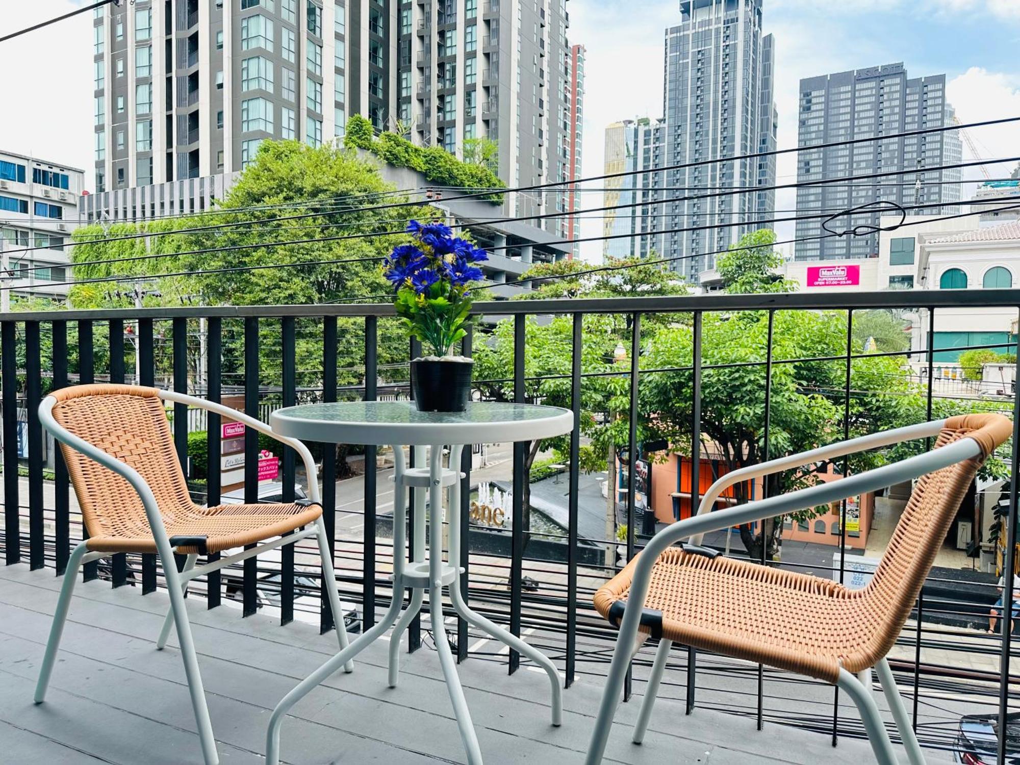 New Ekamai Thonglor Luxury Near 711, Bts, Mall Apartment *