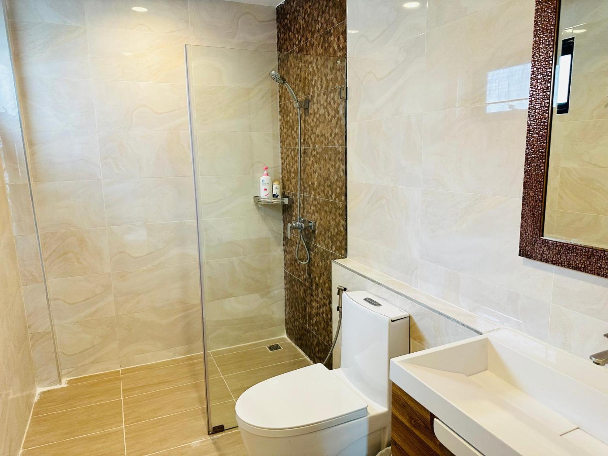 New Ekamai Thonglor Luxury Near 711, Bts, Mall Apartment *