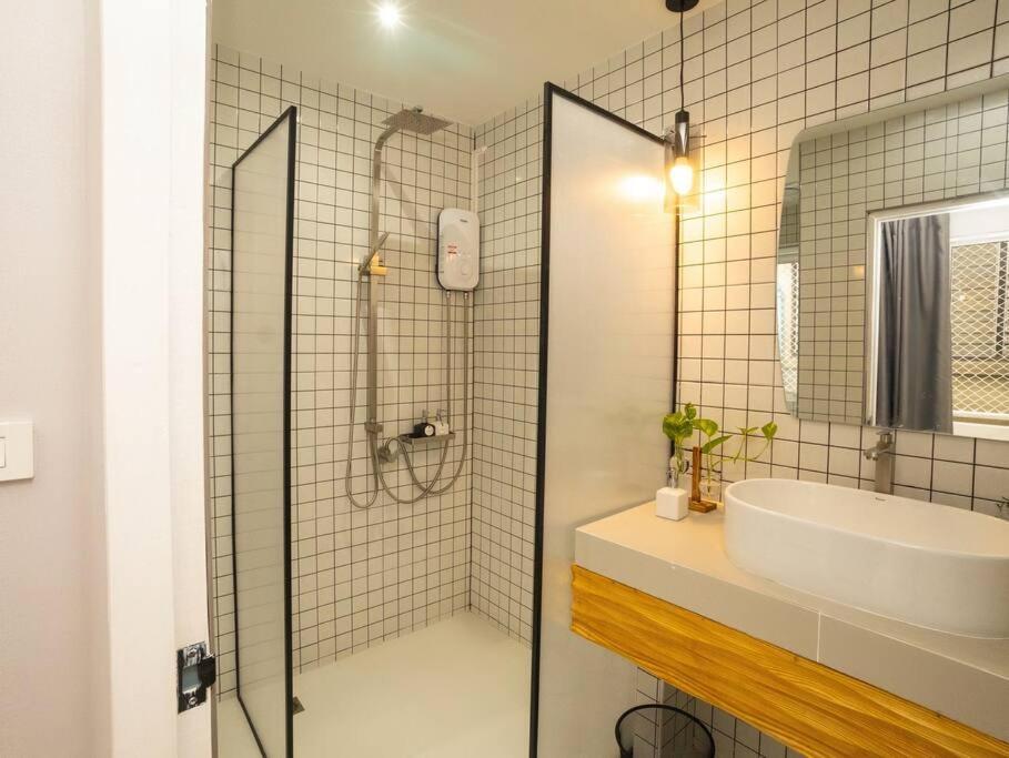 Cozy For 3 Guests In The Heart Of Silom - 3b Bangkok