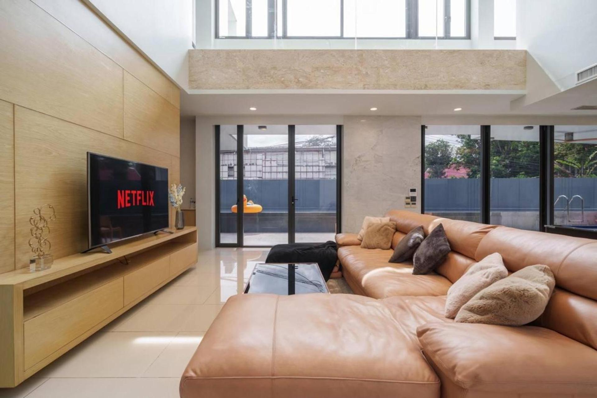 Ekkamai Luxury With Cinema