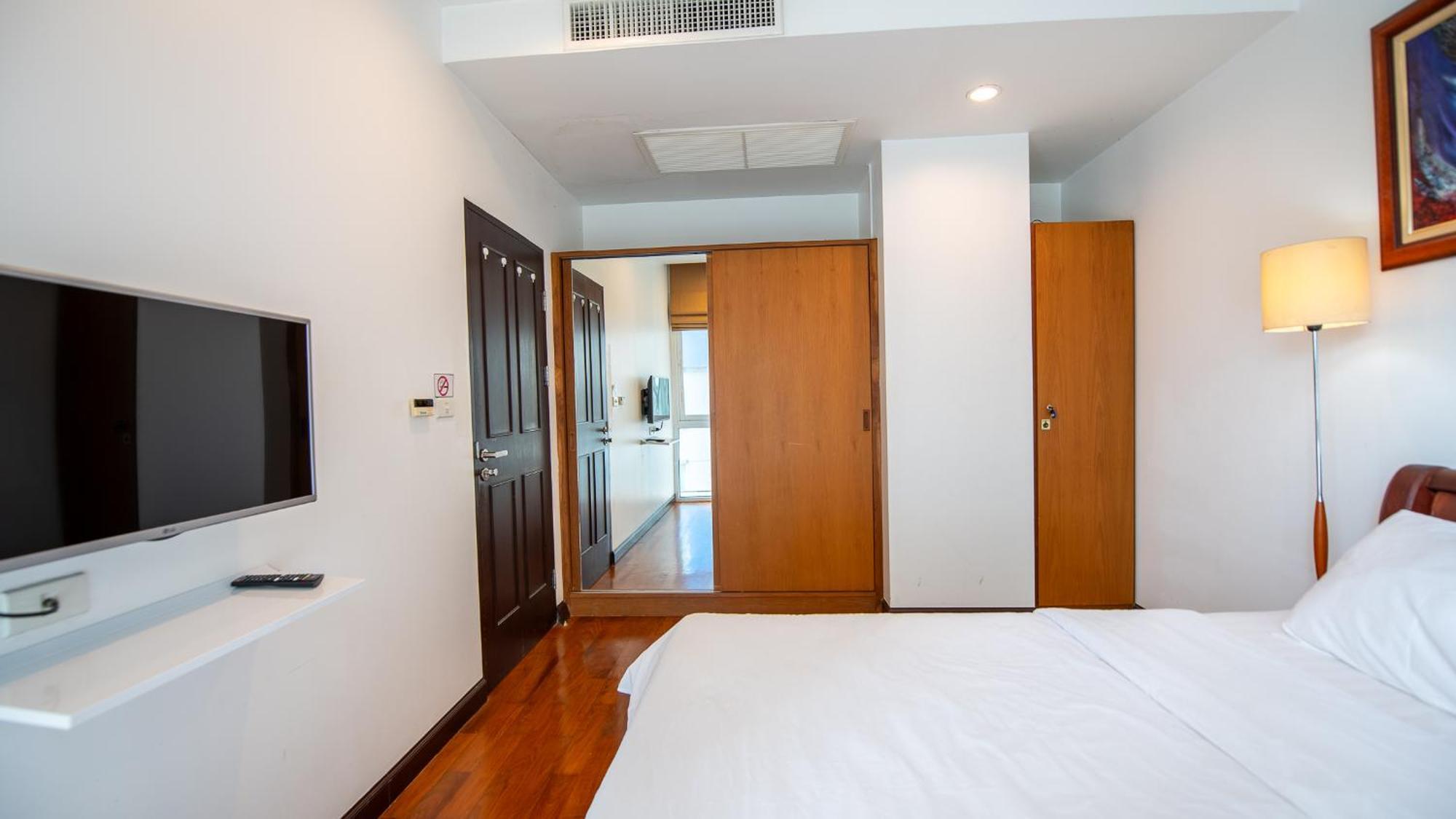 Prime 11, High Floor Over Pool, 2 Bedroom 2 Balcony *