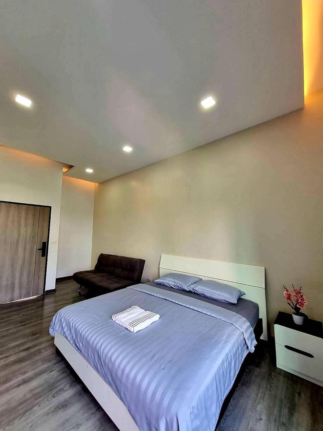 Aqua Residences: New Near Wutthakat Bts Station Apartment *