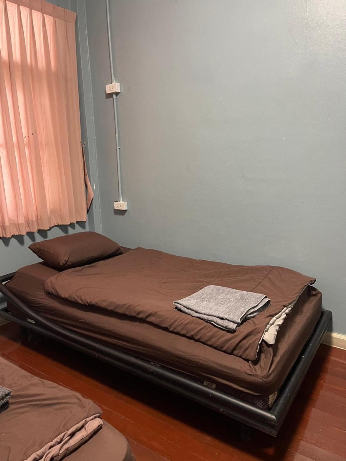 Sura Near Mrt Phra Ram 9 Hostel