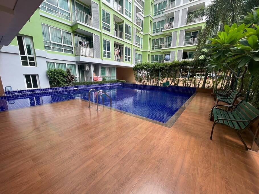 Cozy At Huai Khwang Close To Mrt Apartment