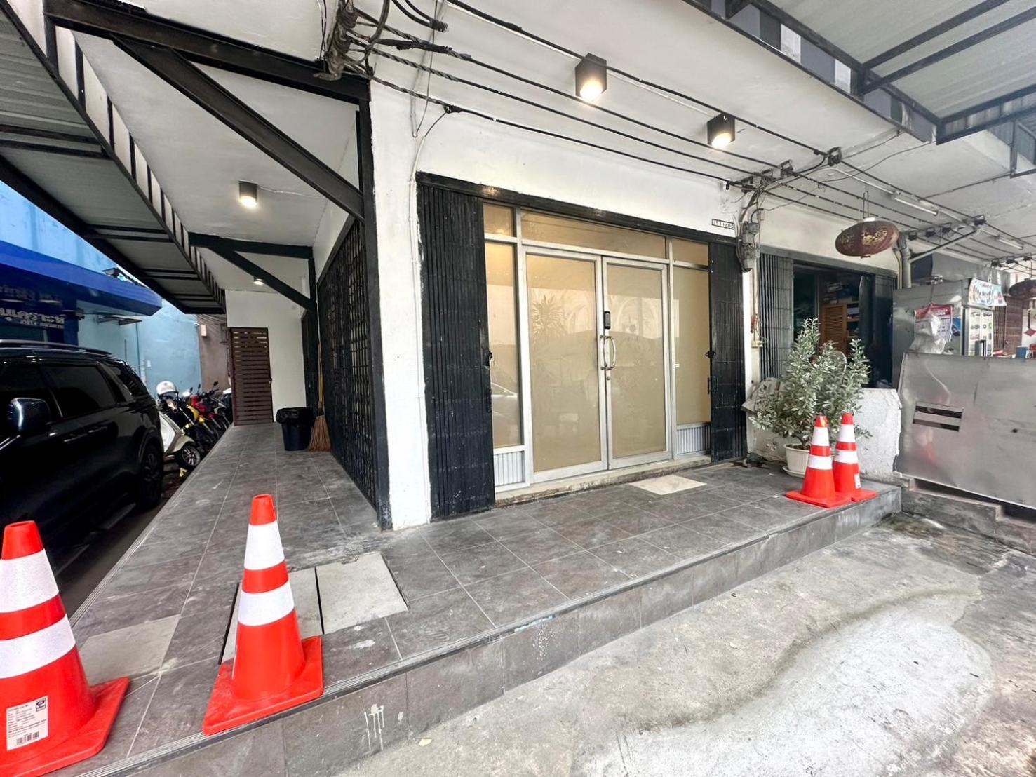 The White Den Chatuchak Hostel Bangkok