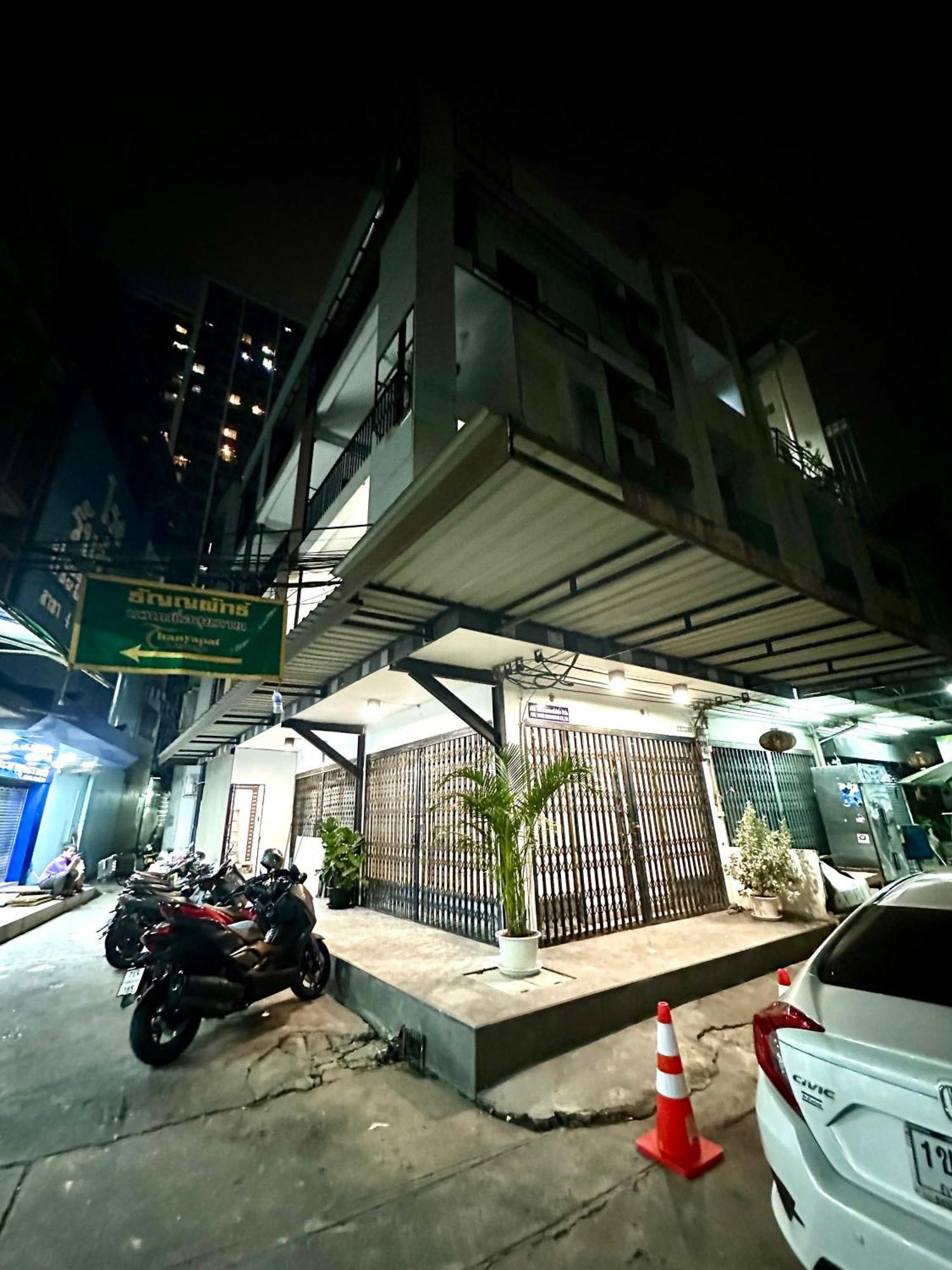The White Den Chatuchak
