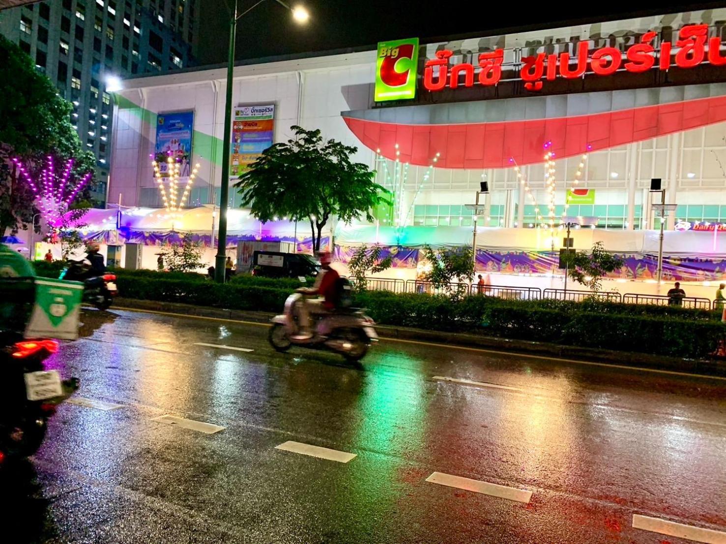 The White Den Chatuchak Hostel