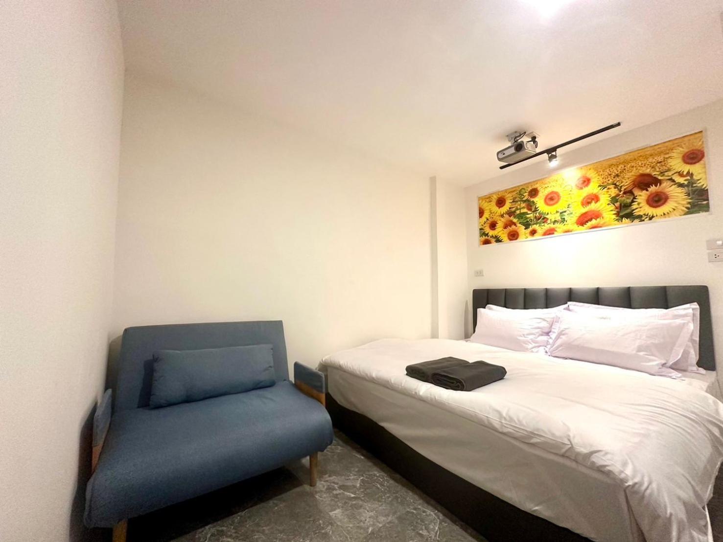 The White Den Chatuchak Hostel