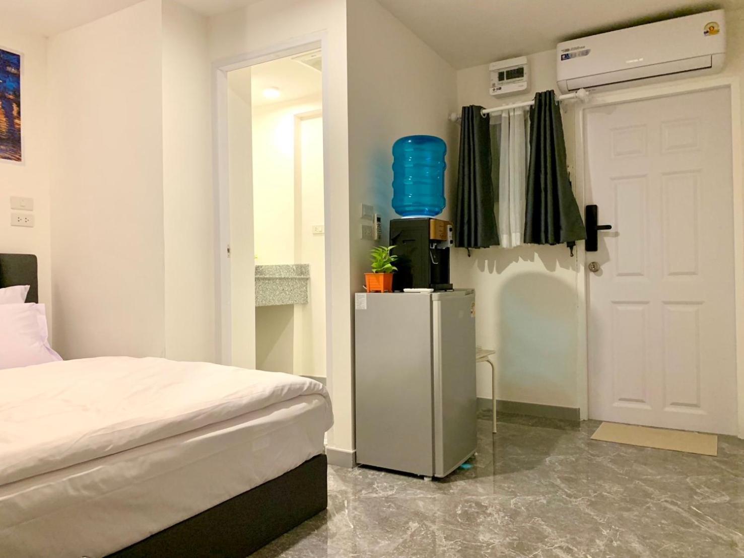 The White Den Chatuchak Hostel *