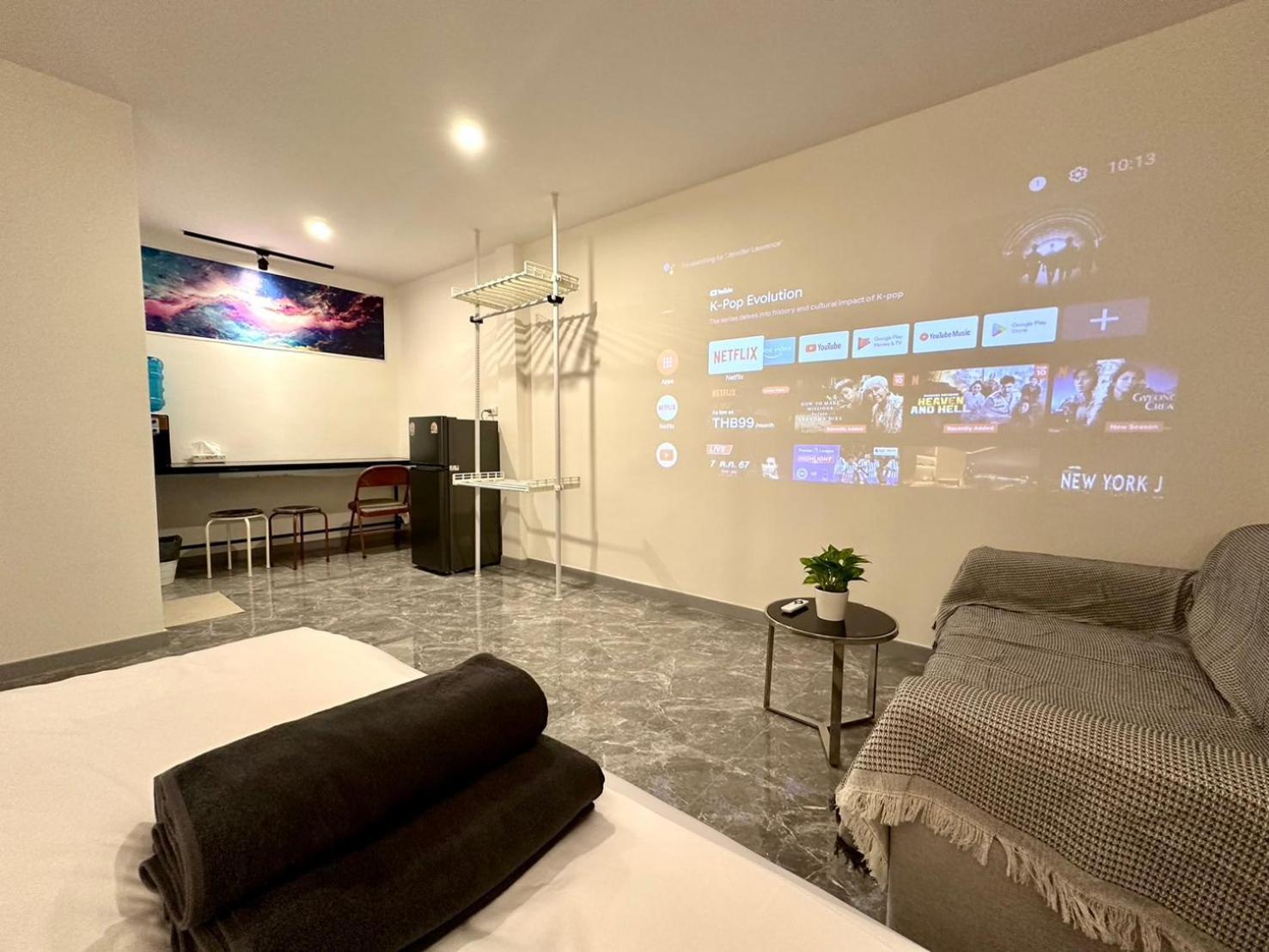The White Den Chatuchak Hostel