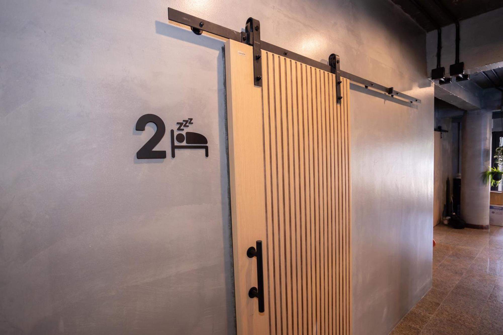 Capsulehotel Dmk Place *