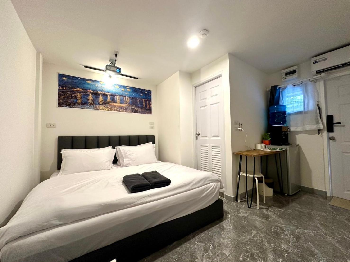 The White Den Chatuchak Hostel Bangkok