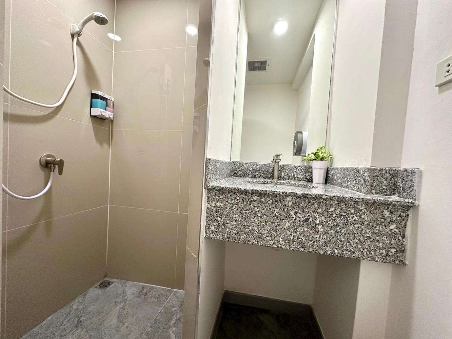 Hostel The White Den Chatuchak Bangkok