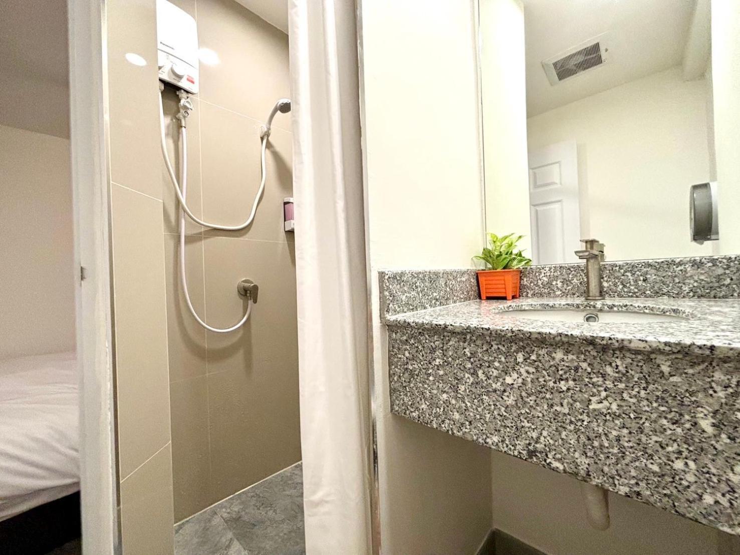 Hostel The White Den Chatuchak Bangkok