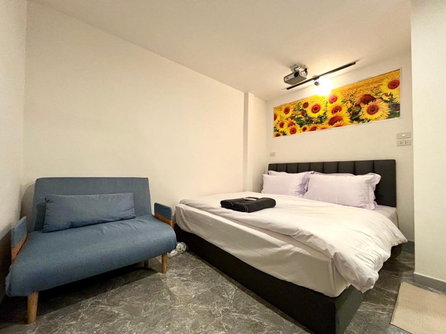 The White Den Chatuchak Hostel
