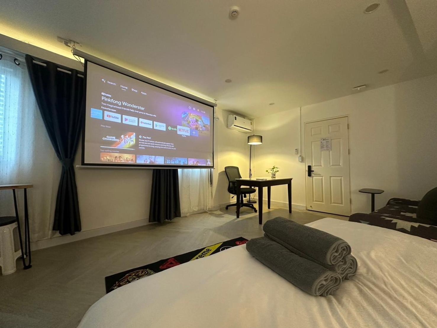 The White Den Sukhumvit 44 Hostel