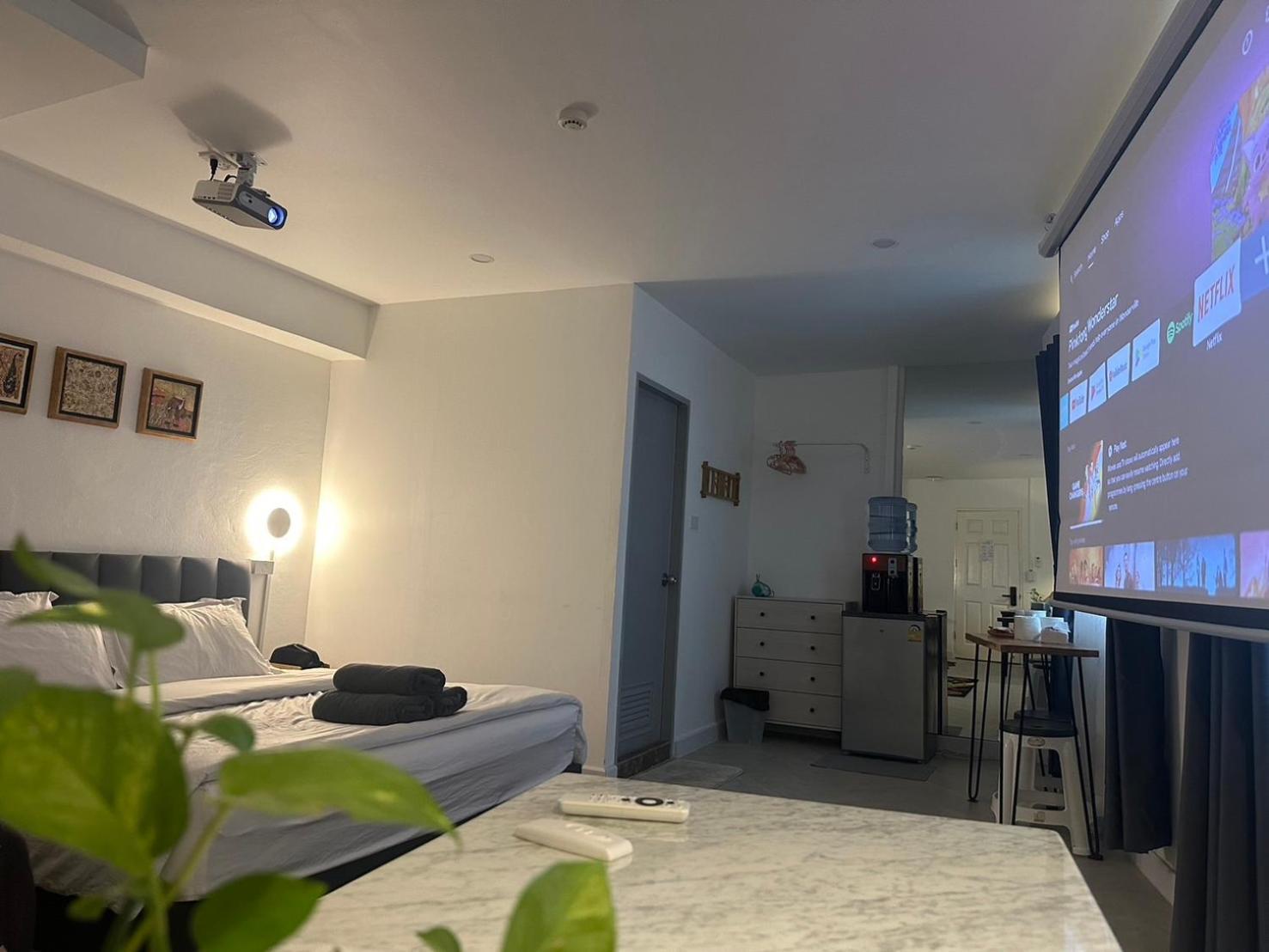 The White Den Sukhumvit 44 Bangkok