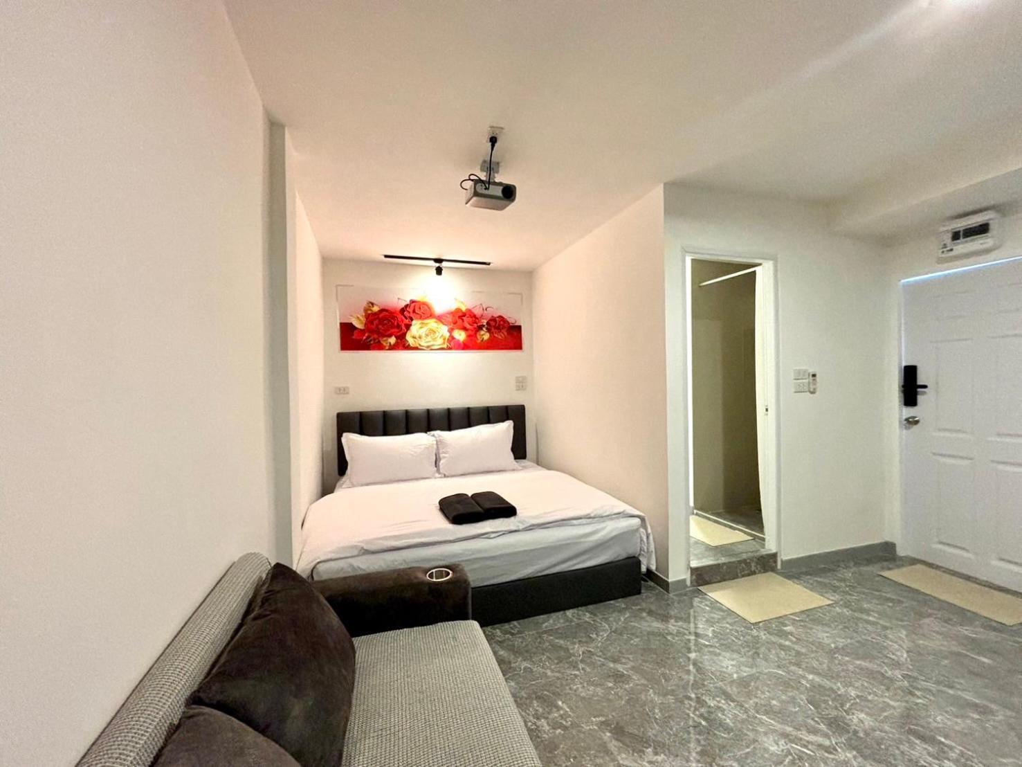 The White Den Chatuchak Hostel