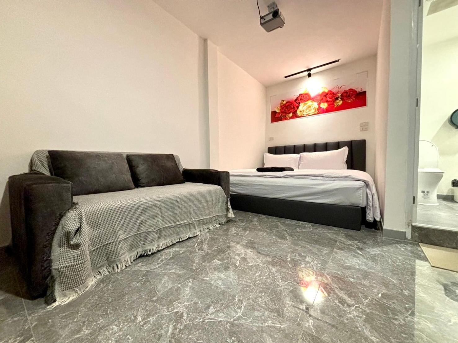 The White Den Chatuchak Hostel Bangkok