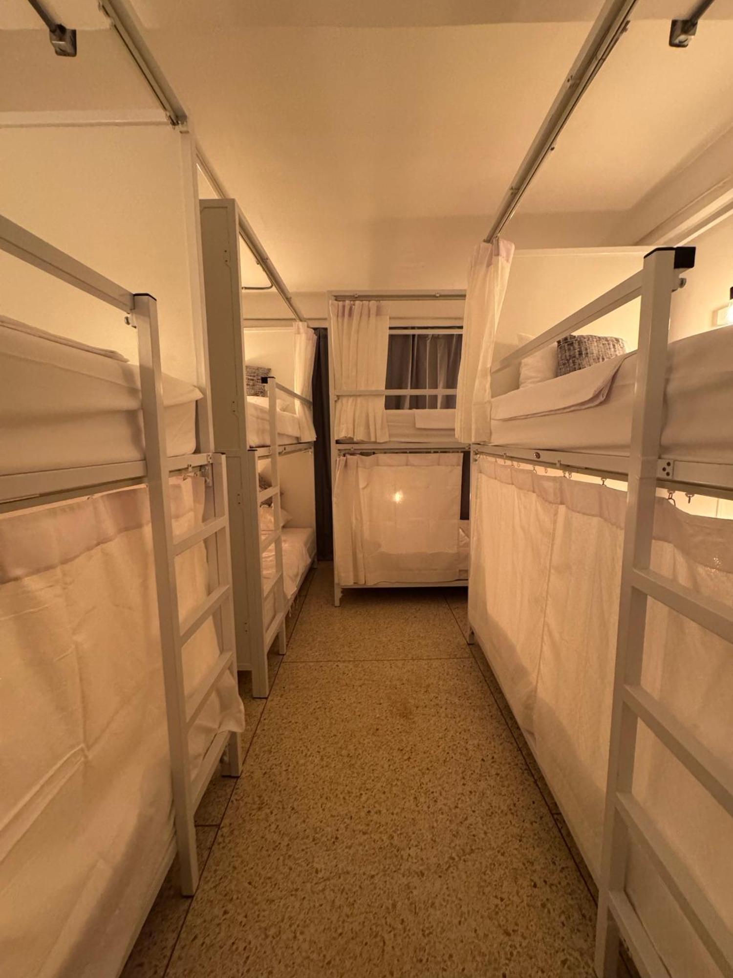 Twenty Two Place - Sukhumvit 22 Hostel *